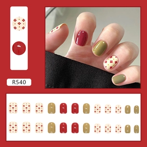 Korte bloemen plaknagels set met rode en groene patronen in 24 glanzende nagelstukjes