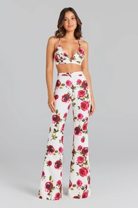 Détail d'un ensemble avec haut licou à imprimé rose et pantalon large assorti