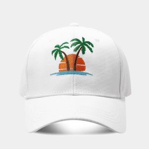Détail de la broderie de cocotiers et coucher de soleil sur casquette de baseball