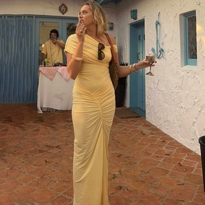 Robe longue froncée jaune ajustée avec épaule dénudée pour femmes élégantes