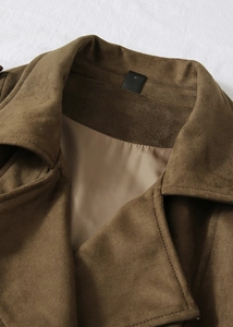 Gros plan détaillé montrant les coutures et la texture du trench en daim marron foncé