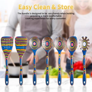 Set di 7 utensili da cucina colorati in legno per varie preparazioni culinarie