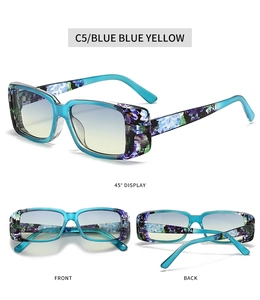 Detailsicht der quadratischen blauen Sonnenbrille mit Blumenmuster auf transparentem Rahmen