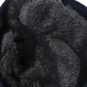 Bonnet en tricot bleu marine avec doublure polaire épaisse pour la chaleur