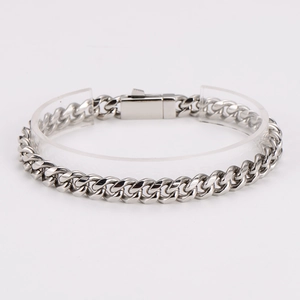 Gros plan détaillé du bracelet gourmette en argent poli sur un support transparent