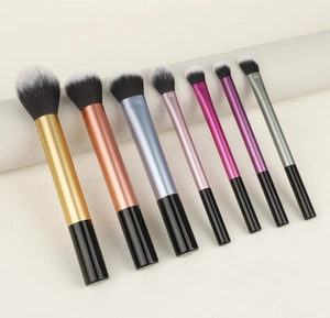 Detailansicht von 7 bunten Metallic-Make-up-Pinseln mit weichen zweifarbigen Fasern