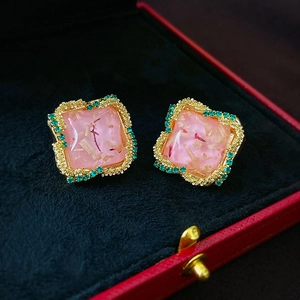 Boucles d'oreilles carrées dorées vintage en résine rose et strass verts en boîte velours