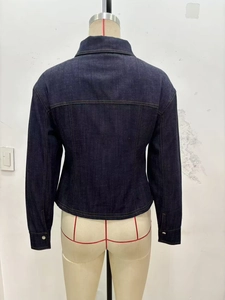 Vue arrière d'une veste en jean bleu foncé avec empiècements et détails de surpiqûres