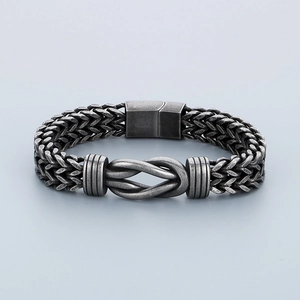 Détail du bracelet chaîne cubaine vintage avec motif de nœud et fermoir industriel