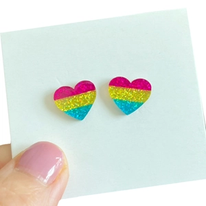 Boucles d'oreilles cœur Pansexual Pride avec rayures pailletées sur carte blanche
