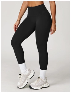 Nahaufnahme der schwarzen High-Waist-Yoga-Leggings mit formenden Nähten und mattem Stoff
