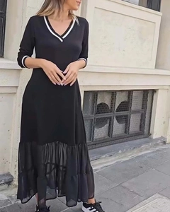 Détail d'une robe en maille à col en V avec ourlet en tulle et poignets contrastés