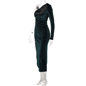 Détail de la texture en velours plissé sur cette robe verte à une épaule