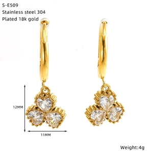 Details von 18K vergoldeten Kleeblatt-Ohrringen mit Zirkonia-Inlay und 12mm Maßangaben