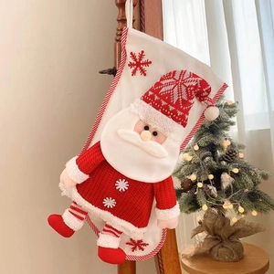 Kerstsok met 3D-kerstmanpop in rood-wit gebreide stof met borduursel voor feestdecoratie