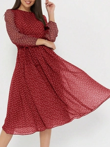 Détail de la robe mi-longue fleurie rouge avec lien à la taille et mousseline fluide