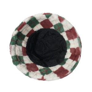 Dettaglio del cappello pescatore invernale in finta pelliccia con motivo a rombi colorati