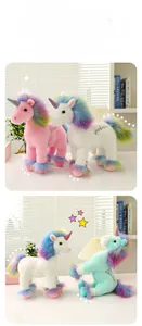 Detail von Einhorn-Plüschtieren mit Regenbogenmähne und bestickten positiven Wörtern