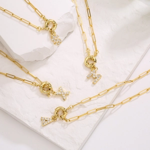 Collier Chaîne Trombone en Acier Inoxydable et Cuivre Plaqué Or 18K Avec Pendentif Alphabet en Strass Incrusté pour Femme