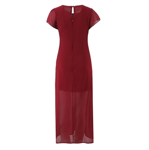 Dettaglio dell'abito lungo in chiffon rosso con bordo semitrasparente e zip posteriore