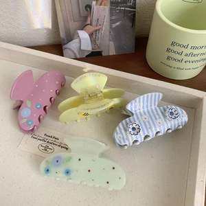 Lot de quatre pinces à cheveux fleuries en rose, jaune, rayé bleu et vert tendre