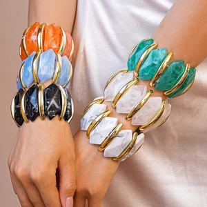 Mannequin portant de larges bracelets géométriques en résine aux couleurs variées