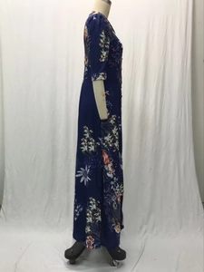Vue latérale détaillée d'une robe longue bleu marine à imprimé floral multicolore
