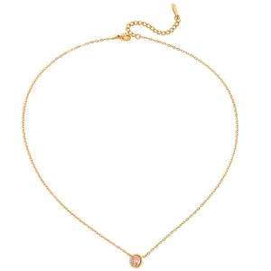 Gros plan du collier plaqué or 18k avec pendentif en zircon rose ovale et chaîne fine