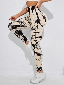 Détail du pantalon de yoga tie-dye taille haute montrant l'effet galbant et stretch