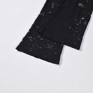 Gros plan sur la dentelle florale noire montrant les détails délicats du tissu pour femme