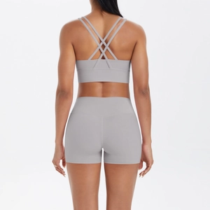 Vue détaillée du dos croisé d'une brassière de yoga et d'un short de sport taille haute
