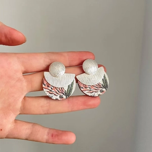 Boucles d'oreilles ethniques en bois avec motif désert et finition en argent brossé