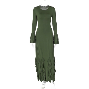Détail de la robe vert foncé montrant les poignets à volants multicouches