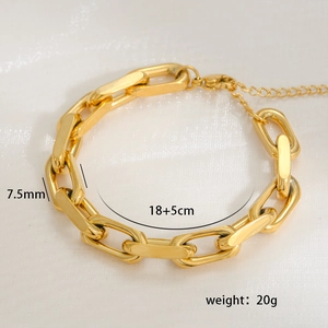 Detail shot of 18K gold plated paperclip chain bracelet with dimensions 18cm and 7.5mm