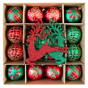 Dettaglio di decorazioni natalizie rosse e verdi con renne glitterate e palline festive