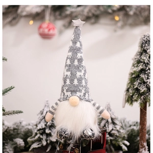 Makroaufnahme von Weihnachtsgnom mit Rentier-Strickmuster und weißem Kunstpelz-Bart