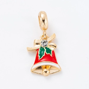 Gros plan du pendentif cloche de Noël dorée avec émail coloré et nœud en cristal