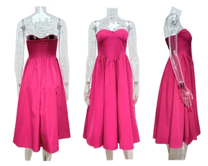 Tre viste di un abito a fascia rosa con corpetto a corsetto e gonna a linea A