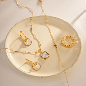 Vue détaillée de l'ensemble collier et boucles d'oreilles plaqué or 14K et nacre blanche