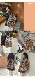 Dettaglio dello zaino in peluche leopardato che mostra la consistenza morbida e i motivi