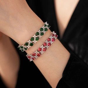 Nahaufnahme des zweilagigen Blumenarmbands mit roten und grünen Zirkonsteinen