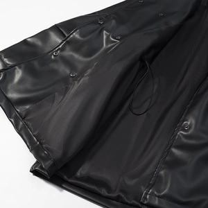 Détail d'une veste en similicuir noir avec doublure intérieure et cordon de serrage