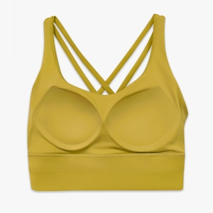 Dettaglio delle spalline incrociate e dell'orlo largo sul reggiseno sportivo giallo senape