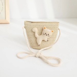 Détail du sac bandoulière enfant en paille tressée avec broderie chat mignon en 3D
