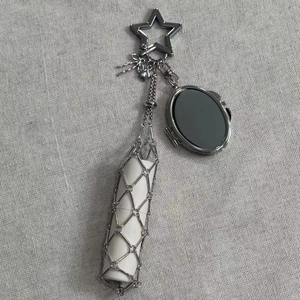 Vue détaillée du mousqueton étoile argenté et porte-rouge à lèvres en maille avec miroir