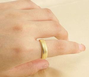 Vue détaillée d'une bague croissant dorée avec texture nervurée et éclat métallique