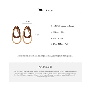 Spécifications détaillées des dimensions de 4 cm pour ces boucles d'oreilles en bois et métal