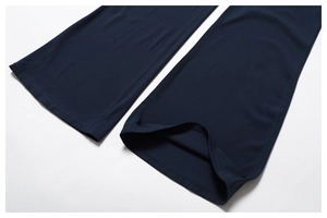 Détail de l'ourlet évasé de la combinaison de yoga bleu marine avec double surpiqûre