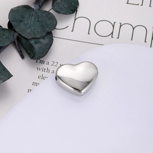 Dettaglio di un ciondolo a cuore in argento lucido a specchio per la creazione di gioielli