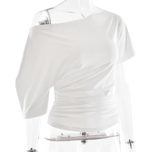 Détail du t-shirt blanc à une épaule avec fronces élégantes et texture de tissu lisse